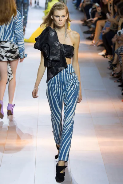 Look 15